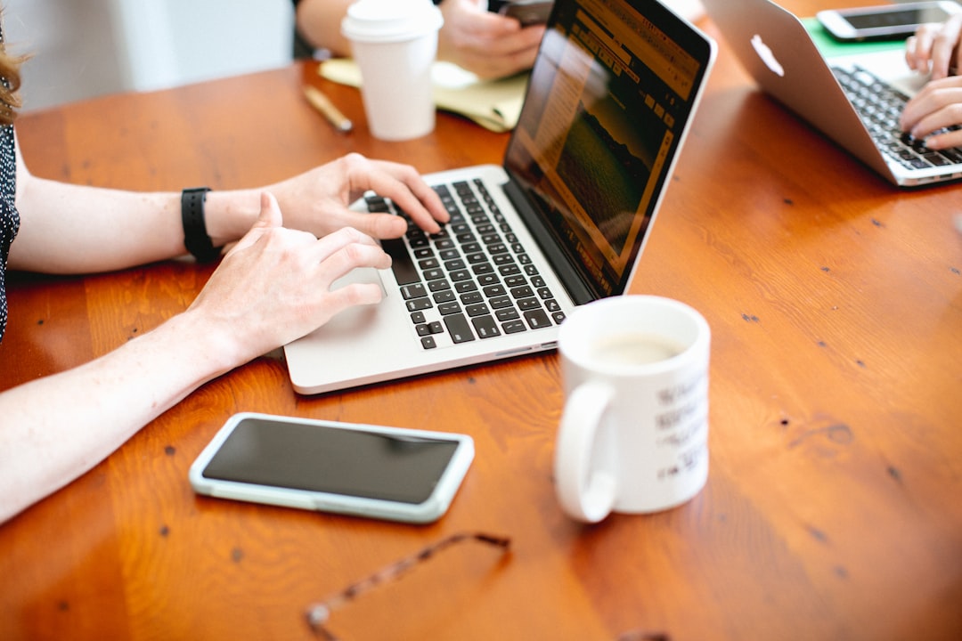 femme utilisant un mecbook pro