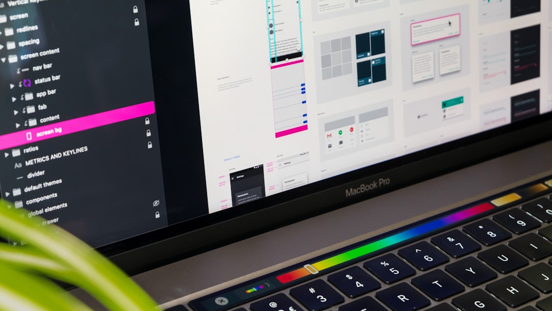 macbook pro affichant des icônes et des templates de web design